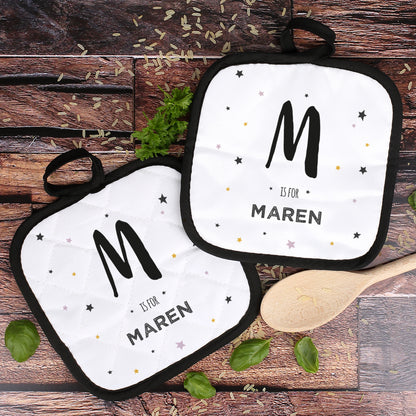 Topflappen-Set mit Initial „M is for Maren“ als personalisiertes Küchenaccessoire