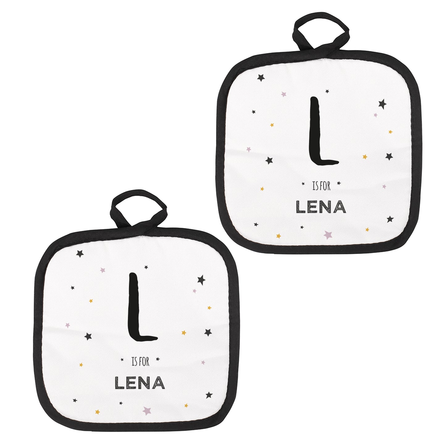 Zwei personalisierte Topflappen mit Initial und Name freigestellt auf weißem Hintergrund