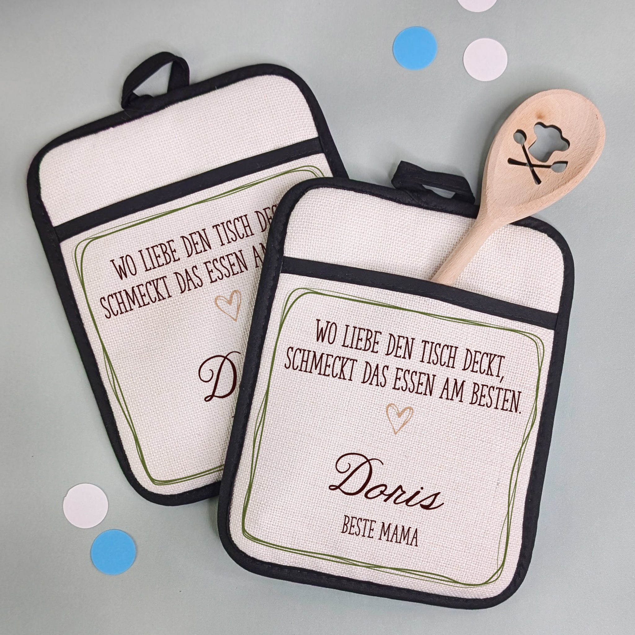 2er-Set Topflappen mit Spruch „Wo Liebe den Tisch deckt…“, Herzsymbol und personalisiertem Wunschtext – frontal dargestellt