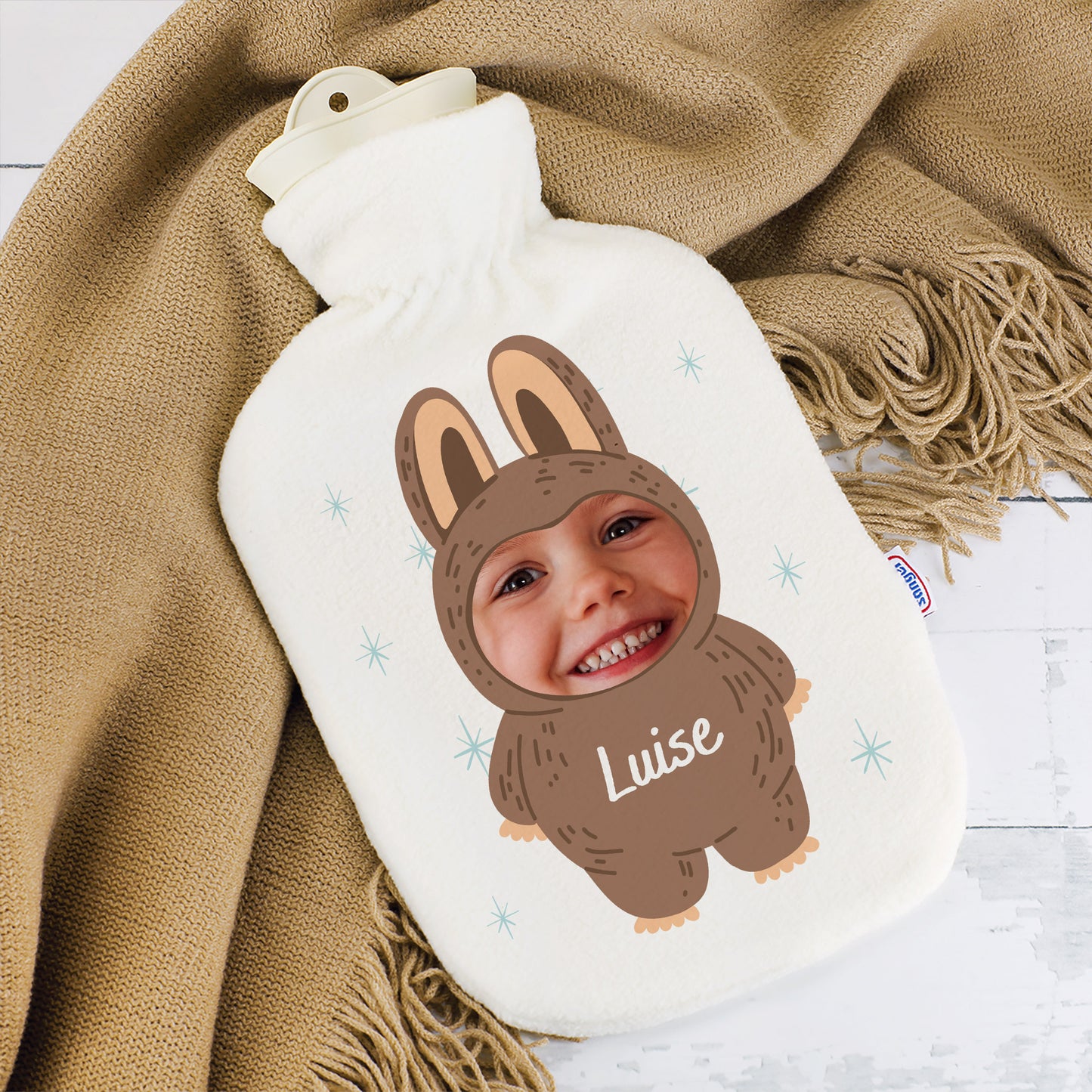 Wärmflasche mit Monster-Motiv, Foto eines Kindes und Name „Luise“ auf weißem Bezug