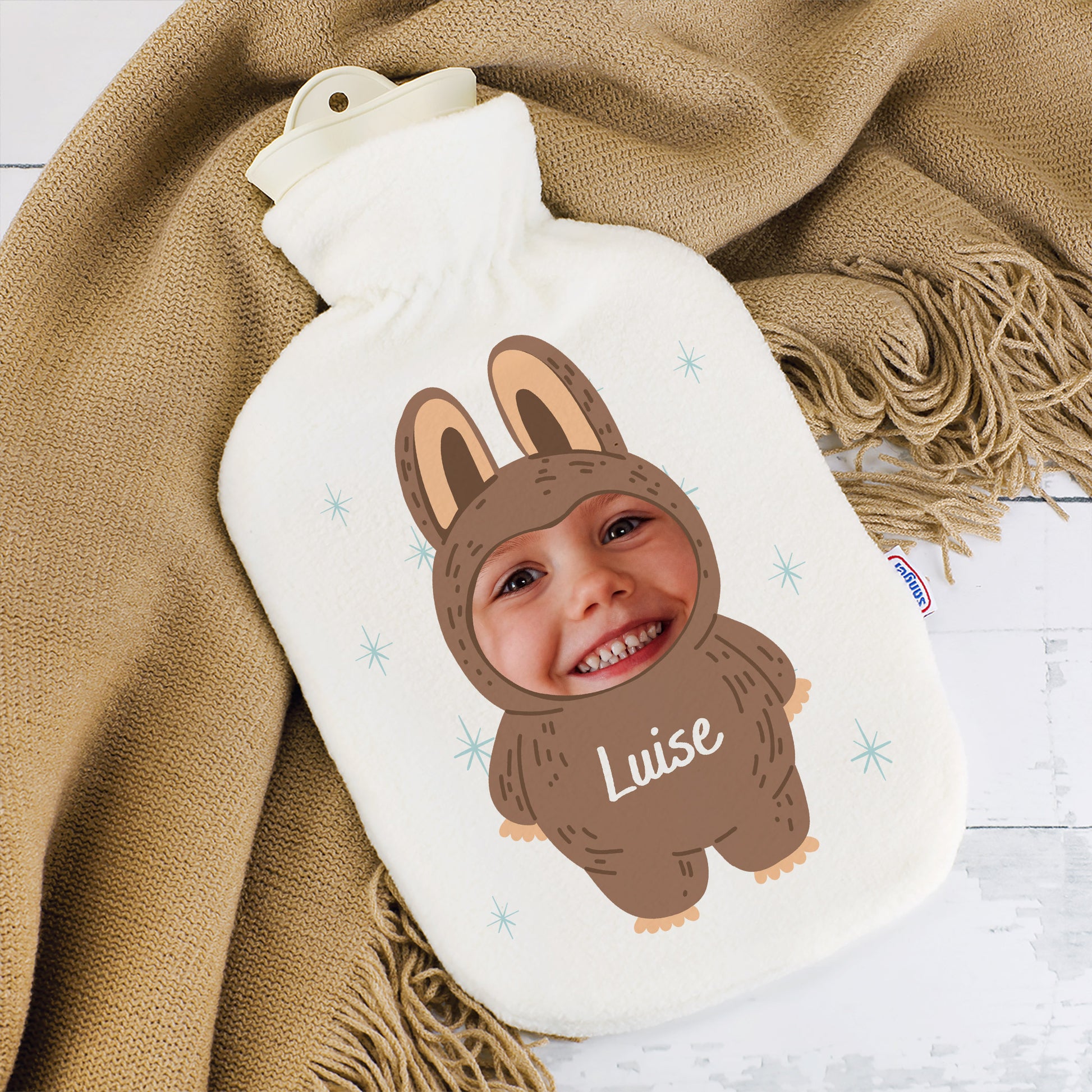 Wärmflasche mit Monster-Motiv, Foto eines Kindes und Name „Luise“ auf weißem Bezug