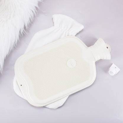 Rückseite der Wärmflasche mit herausgenommener Gummiflasche und weißem Fleece-Bezug