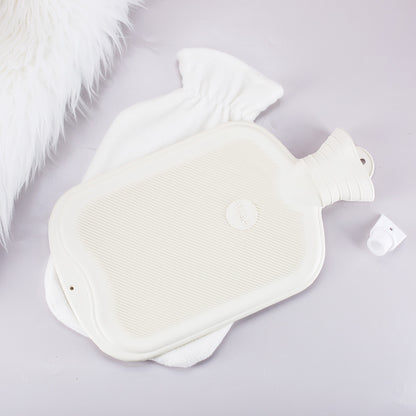 Rückseite der weißen Gummiwärmflasche mit abnehmbarem Bezug