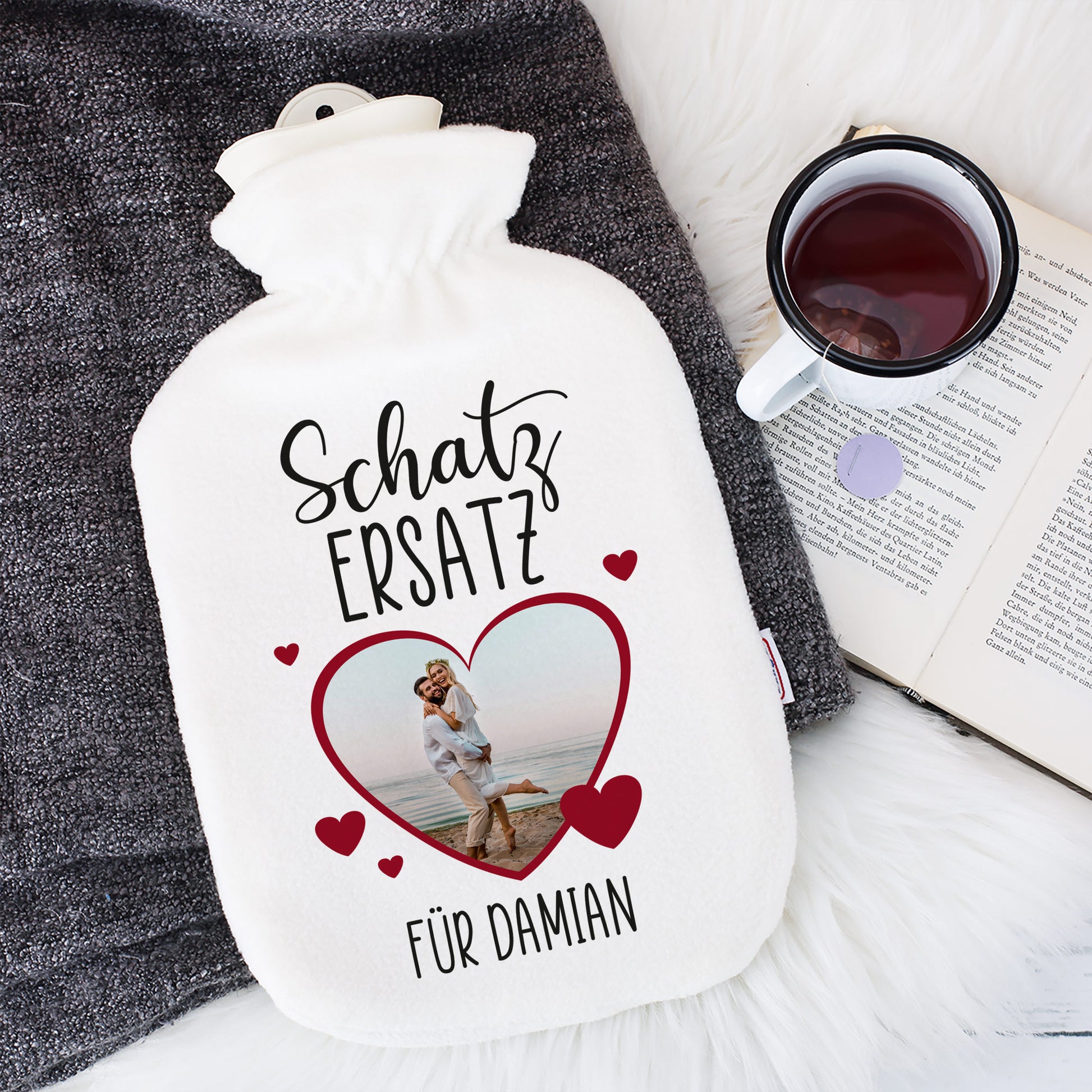 Wärmflasche Schatz Ersatz mit Foto eines Paares, graue Decke, Tee und Buch