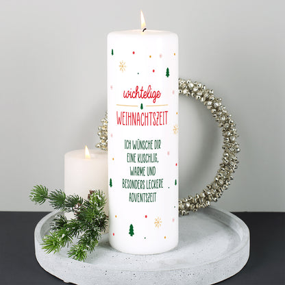 Personalisierbare Adventskerze „wichtelige Weihnachtszeit“ brennend mit Tannenzweig dekoriert