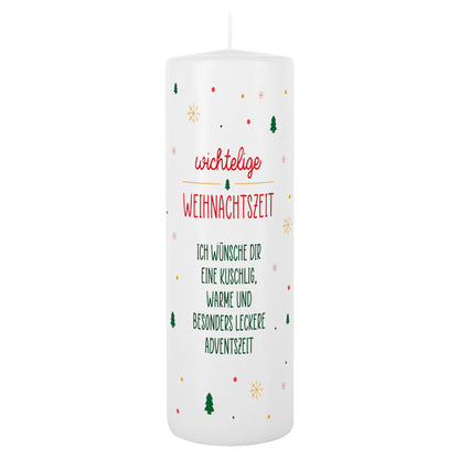 Weiße Kerze mit der Aufschrift „wichtelige Weihnachtszeit“ und grünem Wunschtext