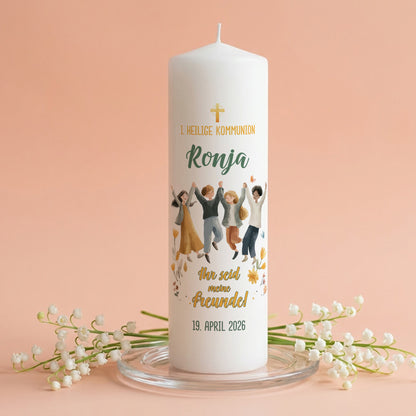 Kommunionkerze in Weiß mit Aufdruck „1. Heilige Kommunion“, personalisiert mit Name und Datum, modernes Kinder-Motiv