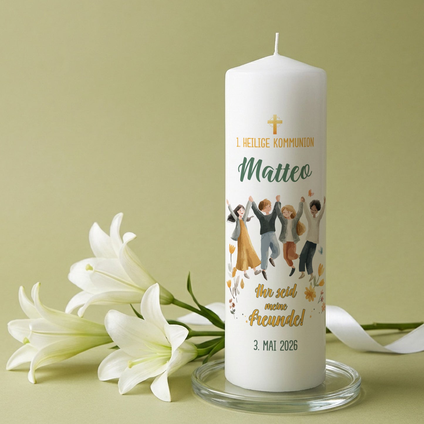 Detailansicht Kommunionkerze mit Name und Datum, Spruch „Ihr seid meine Freunde!“ und floralen Elementen im Design