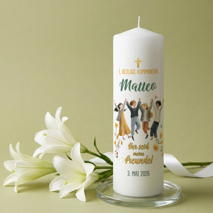 Detailansicht Kommunionkerze mit Name und Datum, Spruch „Ihr seid meine Freunde!“ und floralen Elementen im Design