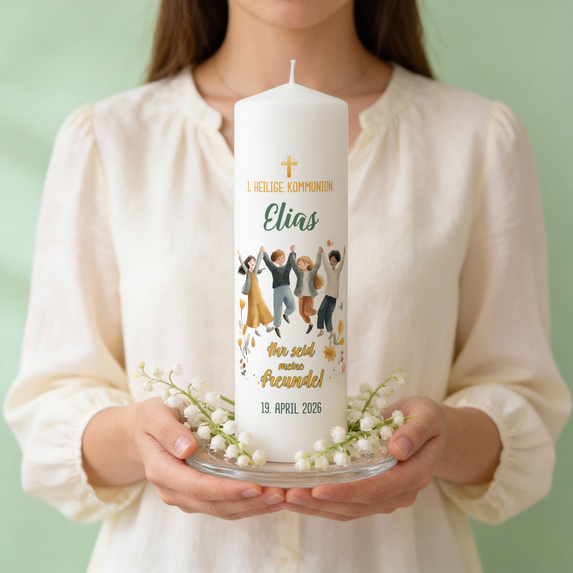 Weiße Kerze zur 1. Heiligen Kommunion mit Kindergruppe als Motiv und Spruch „Ihr seid meine Freunde!“ auf der Vorderseite
