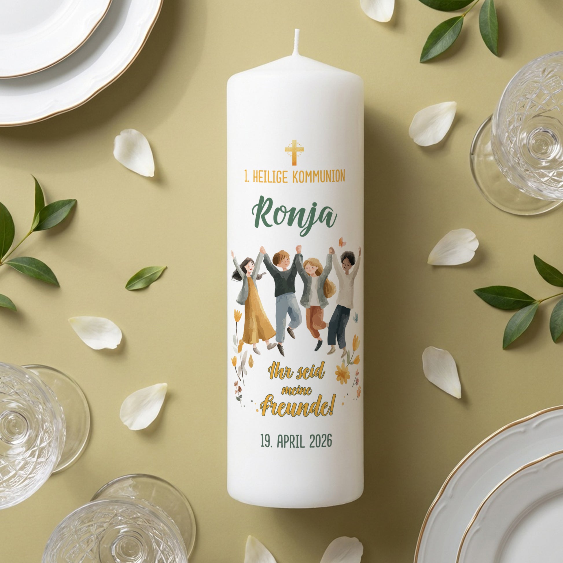 Kommunionkerze personalisiert mit Name, modernes Motiv mit Kindern und goldfarbenem Kreuz, weißes Wachs