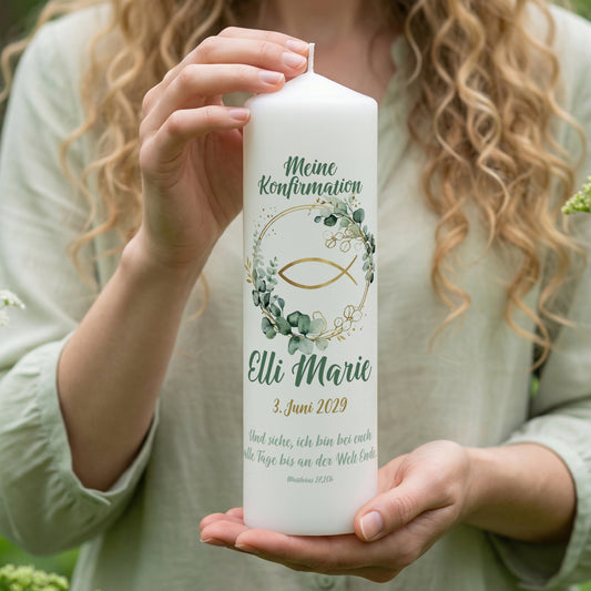 Personalisierte Kerze zur Konfirmation mit Ichthys Fisch und Eukalyptuszweigen, Name und Datum im modernen Design