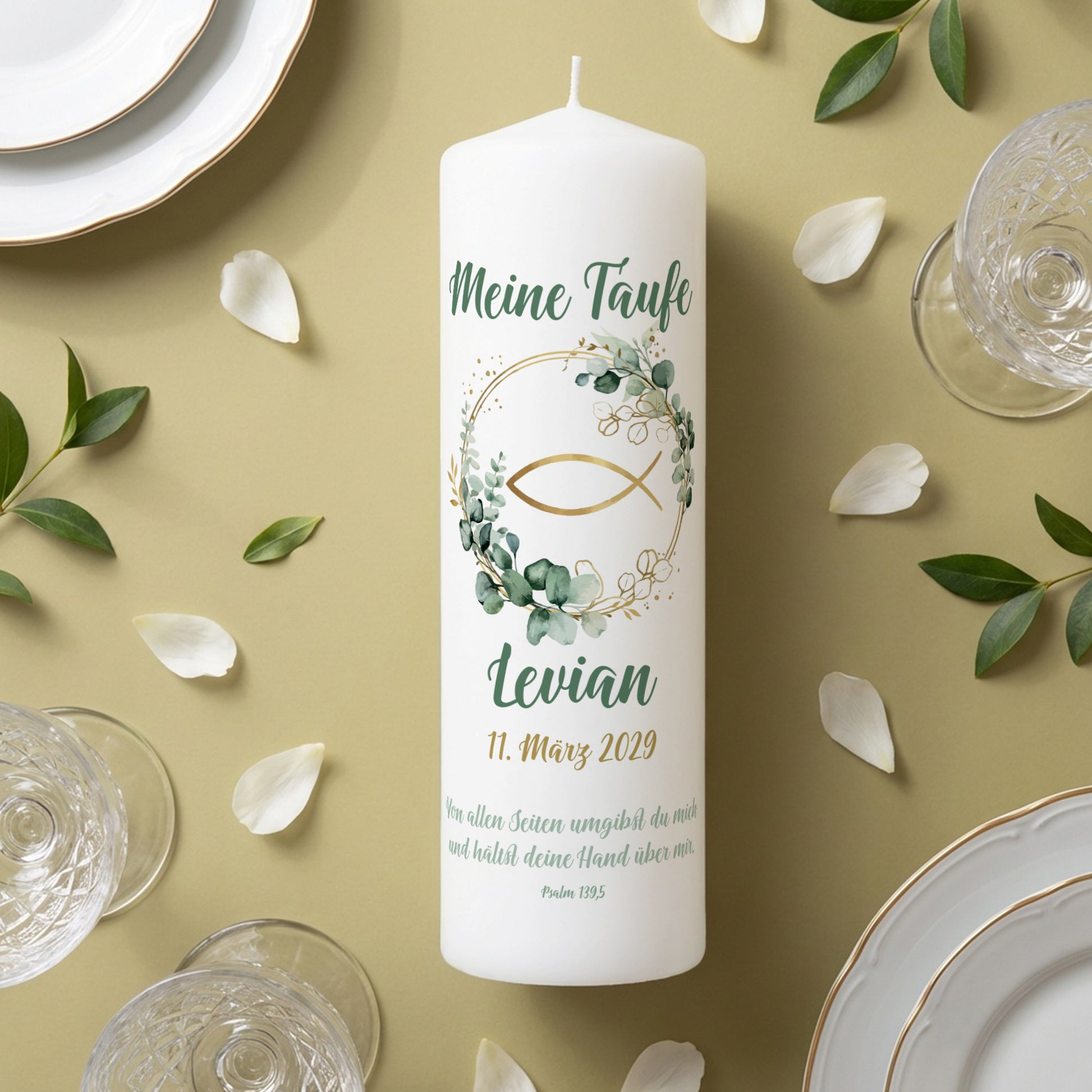 Personalisierte Taufkerze mit Ichthys Fischsymbol und Eukalyptuszweigen, Name und Datum auf Kerze Größe L