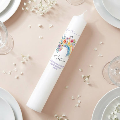 Nahaufnahme der personalisierten XXL Kerze mit Regenbogen und bunten Aquarell-Blumen sowie Wunschtext unter dem Namen