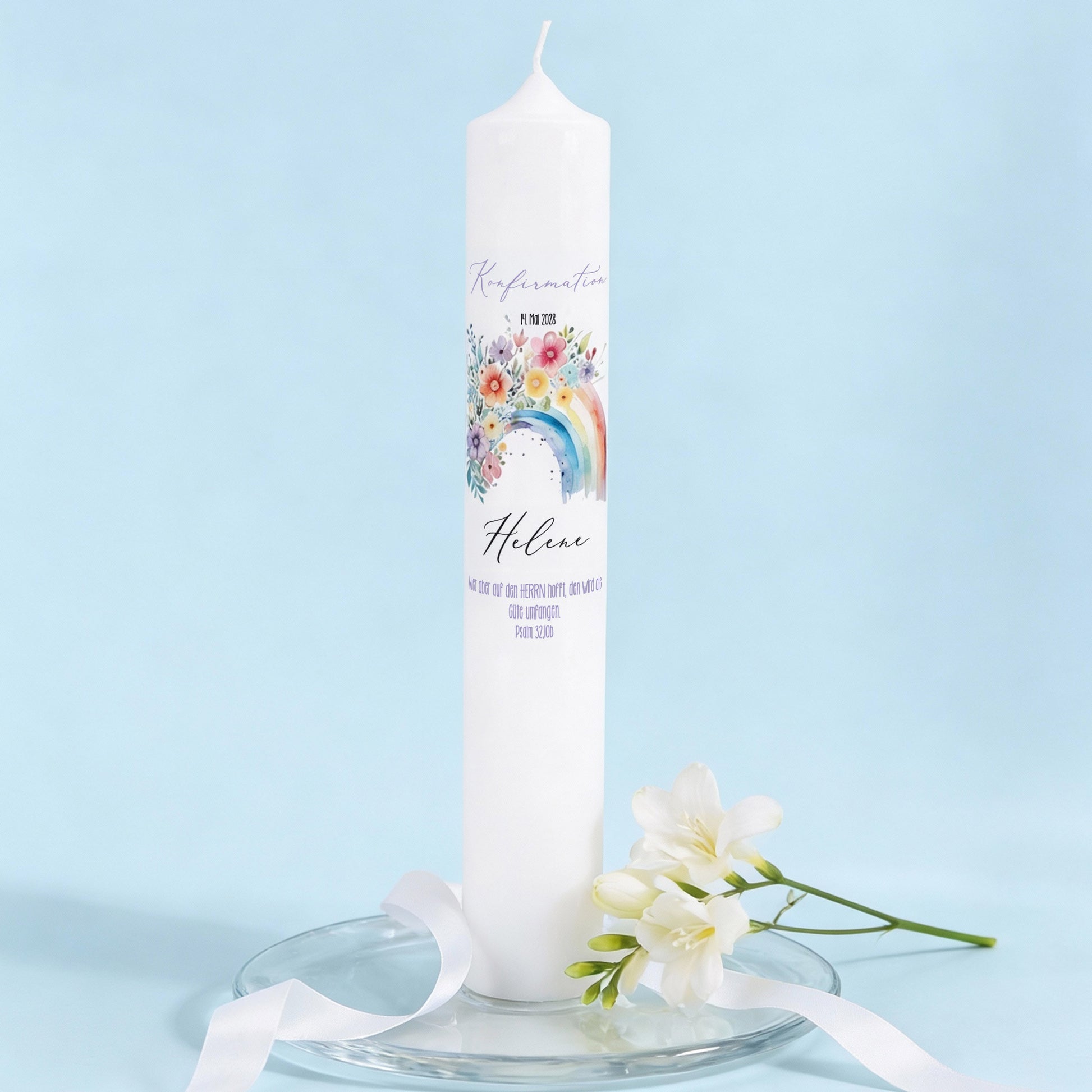 XXL Kerze mit Regenbogen und Blumenmotiv zur Konfirmation, personalisiert mit Anlass, Name und Datum auf weißer Kerze