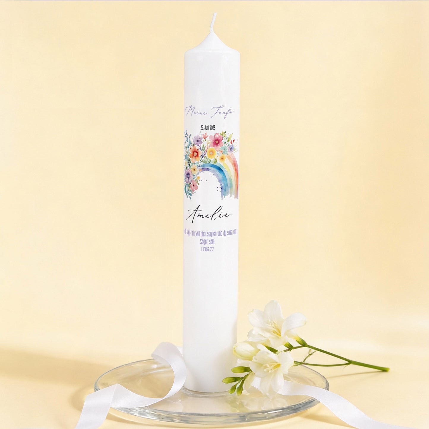 XXL Kerze mit Regenbogen-Blumenmotiv zur Taufe, personalisiert mit Anlass, Name und Datum, fotografiert vor hellem Hintergrund