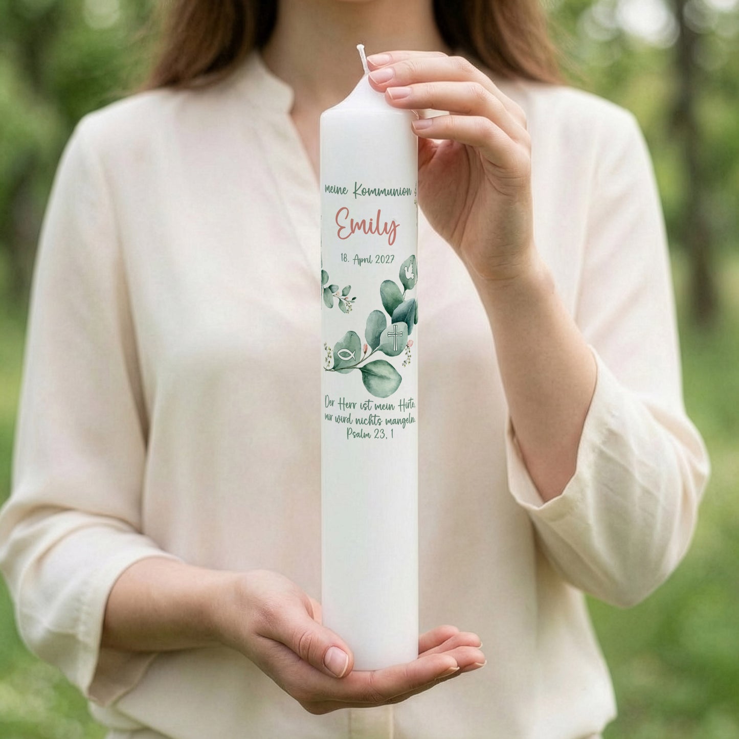 Weiße XXL Kommunionkerze mit Eukalyptuszweigen, Kreuz, Taube und Fisch-Symbolen sowie personalisiertem Name, Datum und Wunschtext