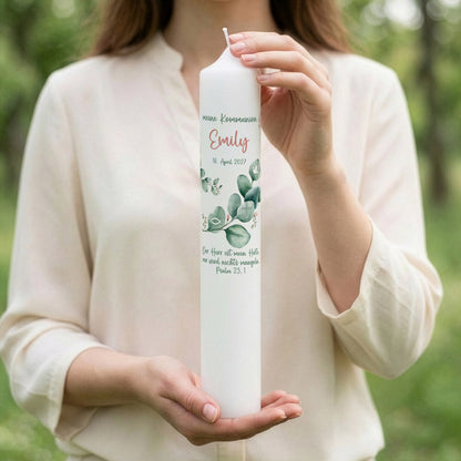 Weiße XXL Kommunionkerze mit Eukalyptuszweigen, Kreuz, Taube und Fisch-Symbolen sowie personalisiertem Name, Datum und Wunschtext