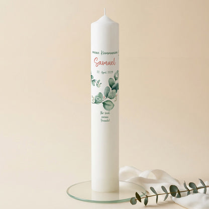 Personalisierte XXL Kommunionkerze mit Eukalyptus-Aquarell, Kreuzmotiv und mehrzeiligem Wunschtext unter Name und Datum