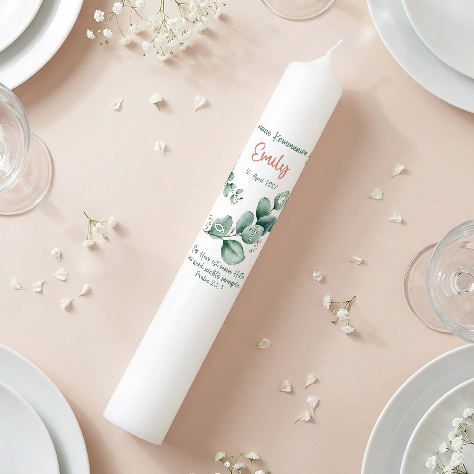 Gesamtansicht der weißen XXL Kommunionkerze mit Eukalyptus-Design, christlichen Symbolen und Personalisierung mit Name, Datum und Text