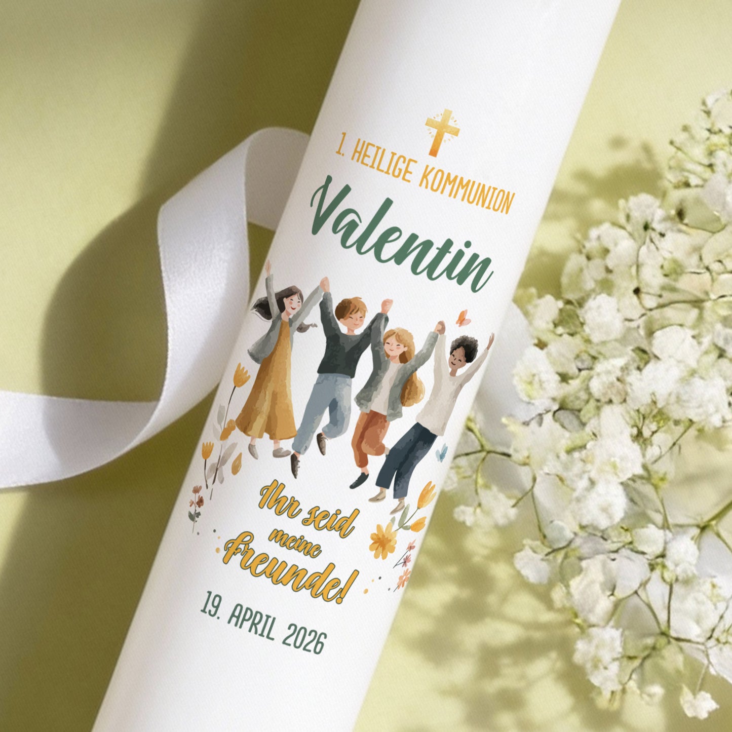 Personalisierte XXL Kommunionkerze mit Name „Valentin“, Datum und Spruch „Ihr seid meine Freunde!“ – Motiv mit Kindergruppe und Kreuz