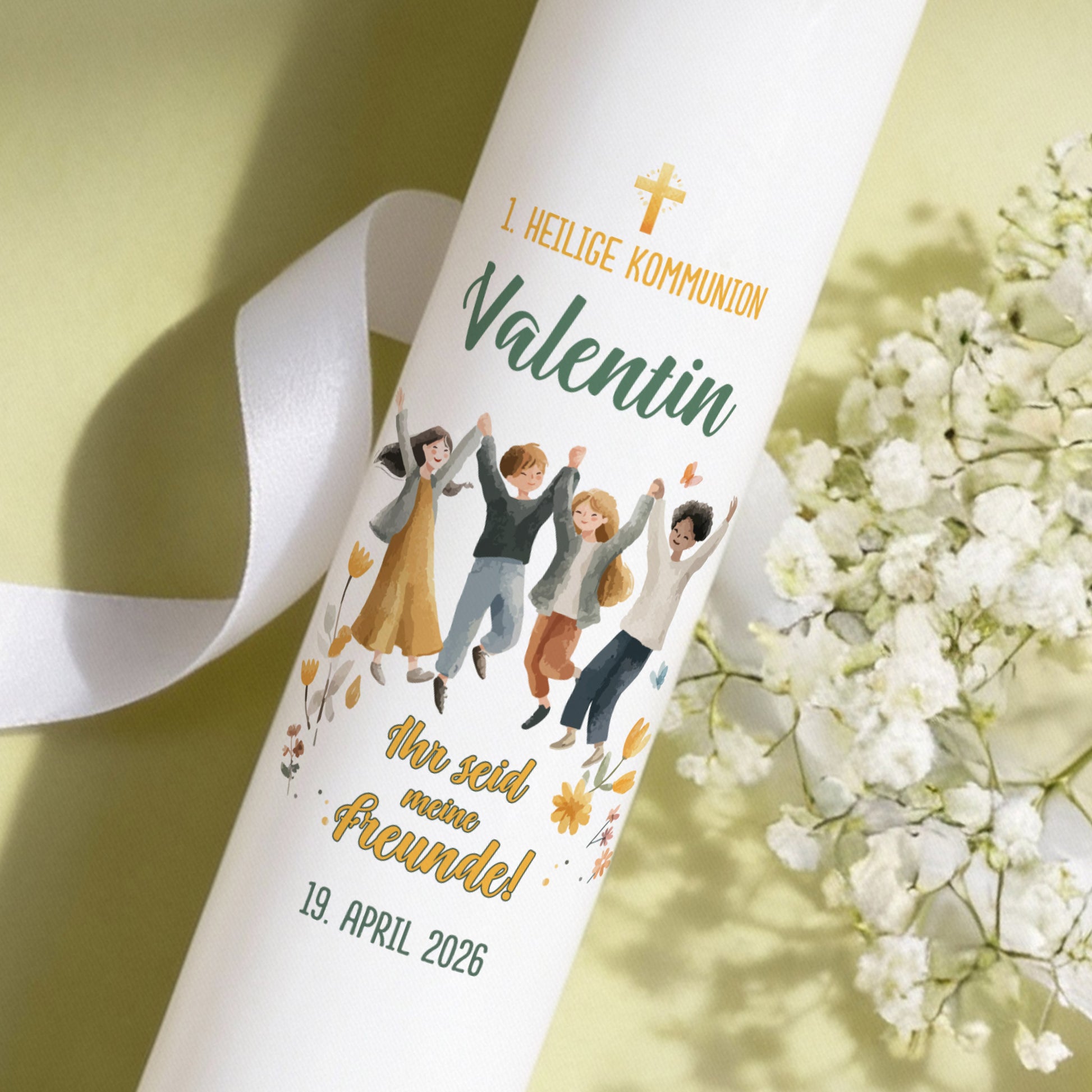 Personalisierte XXL Kommunionkerze mit Name „Valentin“, Datum und Spruch „Ihr seid meine Freunde!“ – Motiv mit Kindergruppe und Kreuz