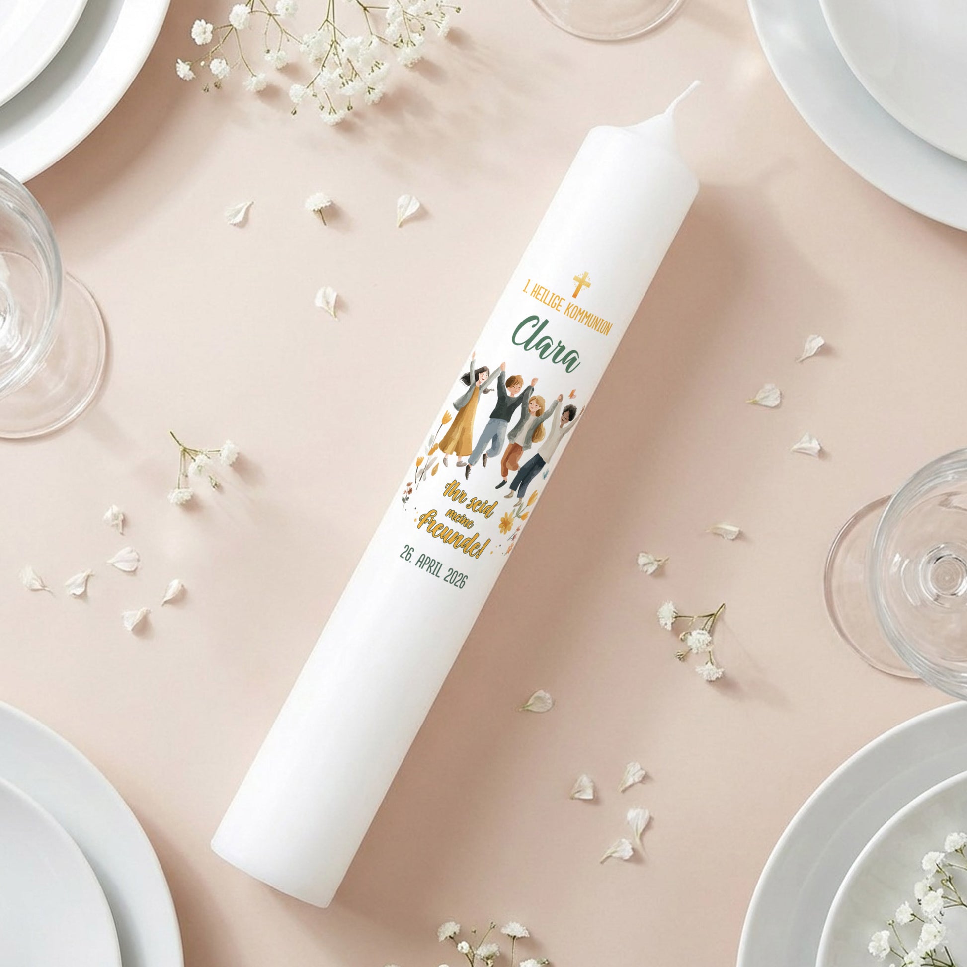 XXL Kerze zur 1. Heiligen Kommunion mit Name „Clara“ und Datum – modernes Design mit Kindergruppe auf festlichem Tischdeko-Hintergrund