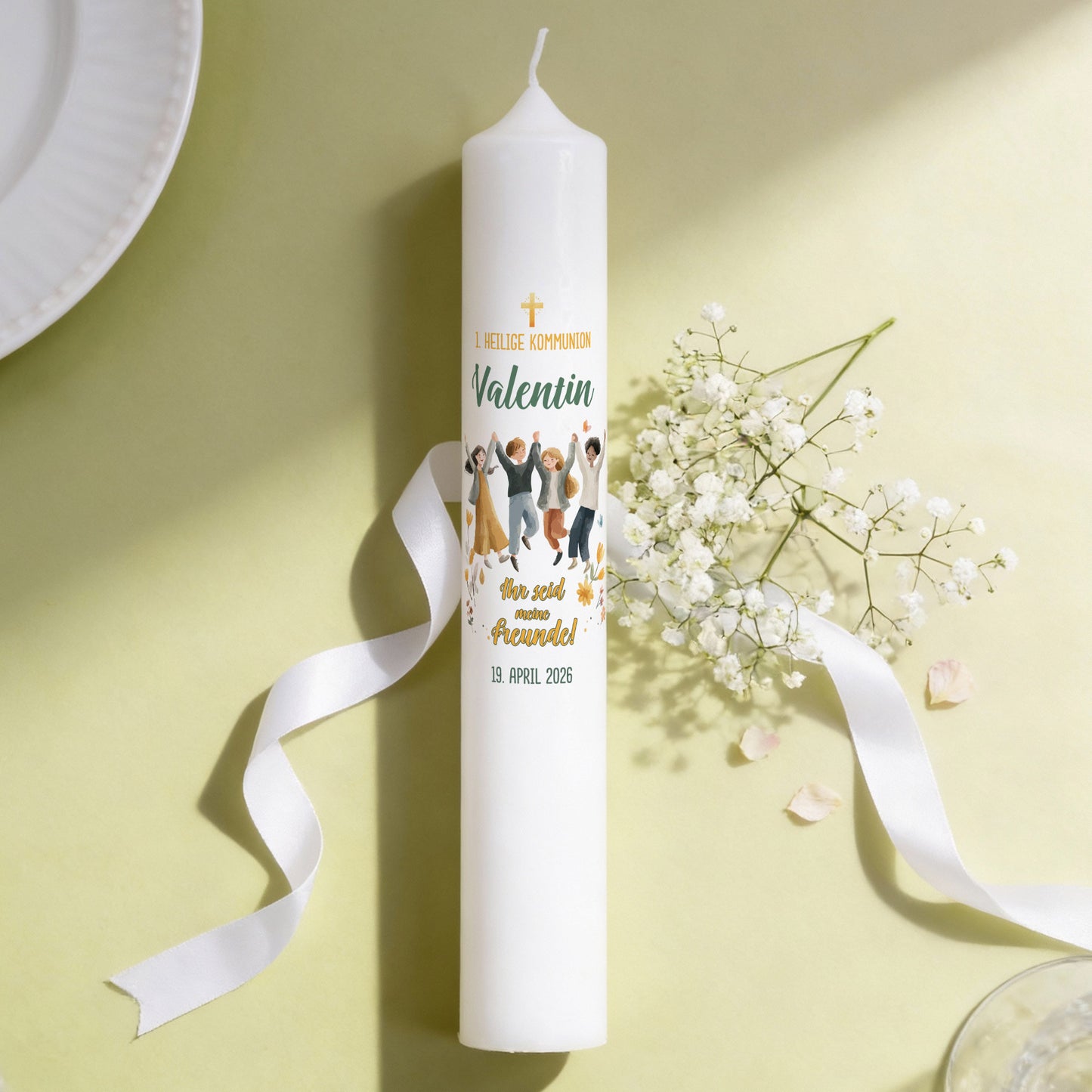 Kommunionkerze XXL mit Name „Valentin“, Datum und Spruch – liegend dekoriert mit Schleifenband und kleinen weißen Blüten