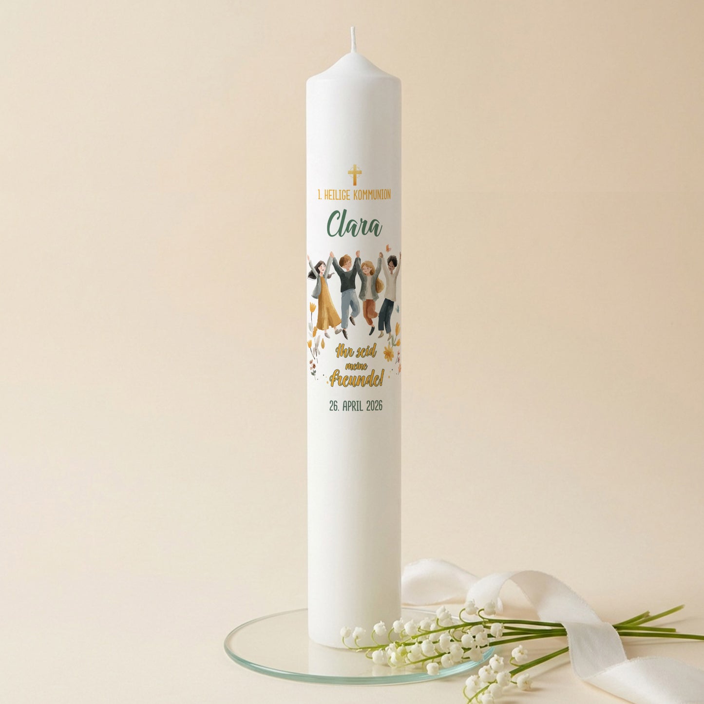 Personalisierte Kommunionkerze XXL stehend – Name „Clara“, Spruch „Ihr seid meine Freunde!“ und Datum, Motiv mit Kindergruppe