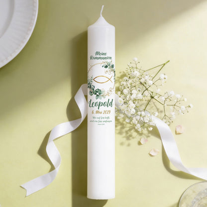 Personalisierte XXL Kerze zur Kommunion mit Eukalyptuskranz und Fischmotiv, Name Leopold und Datum 6. Mai 2029
