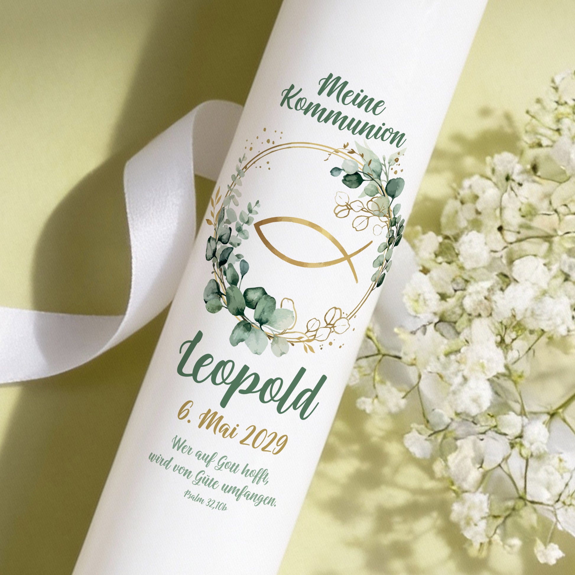 Detailansicht der personalisierten XXL Kerze mit Eukalyptuskranz, Fischmotiv und Schriftzug „Meine Kommunion“