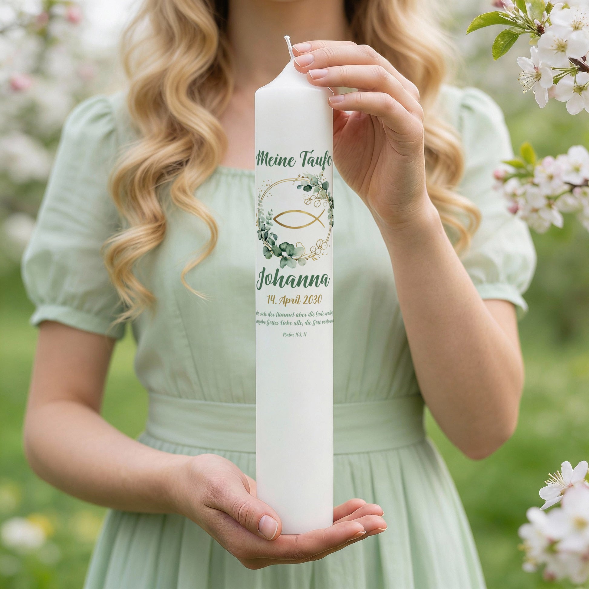 Personalisierte XXL Taufkerze mit Eukalyptuskranz und Fischmotiv, Name Johanna und Datum 14. April 2030
