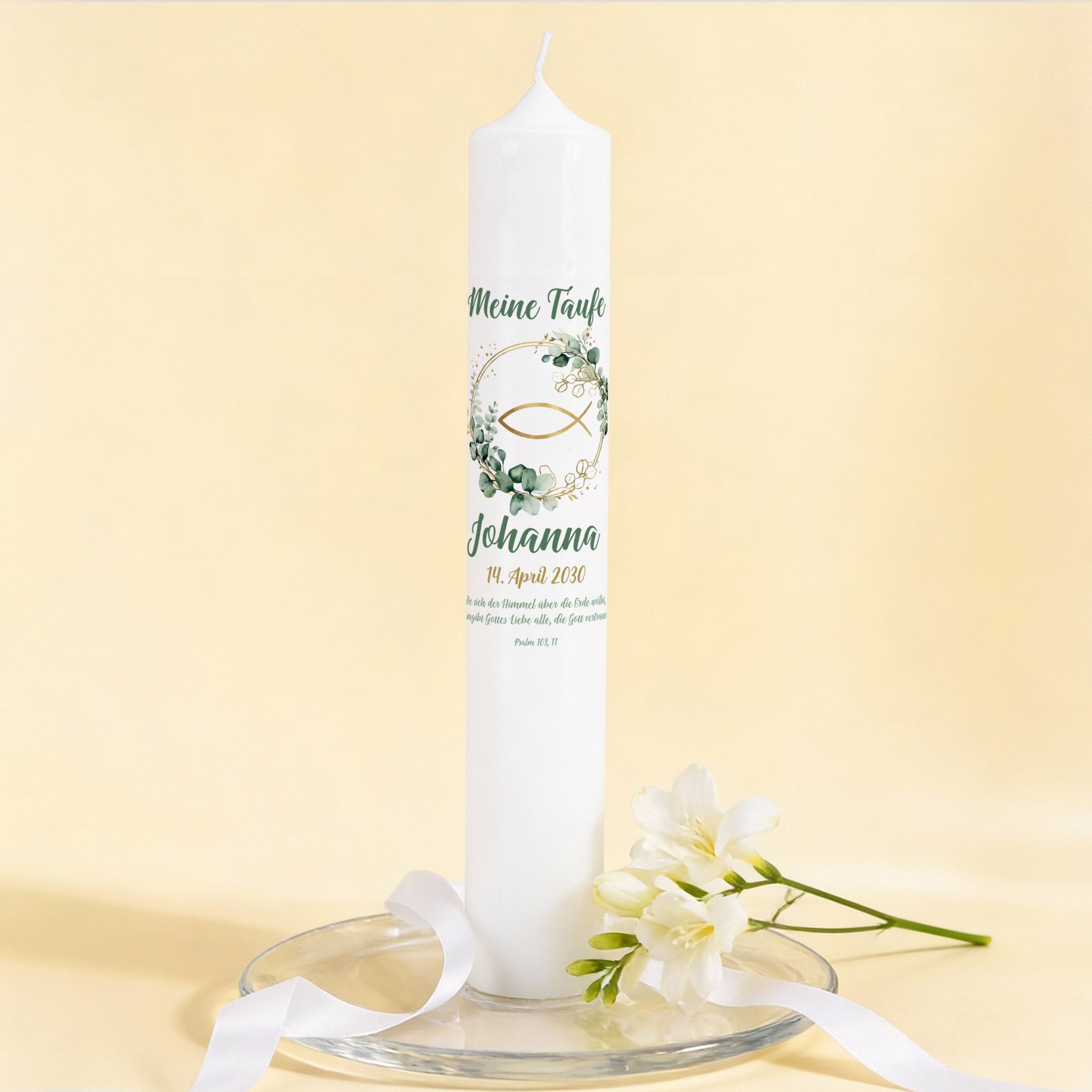Weiße XXL Kerze zur Taufe mit Eukalyptuskranz und Fischsymbol, personalisiert mit Name und Wunschtext