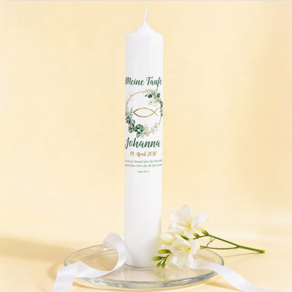 Weiße XXL Kerze zur Taufe mit Eukalyptuskranz und Fischsymbol, personalisiert mit Name und Wunschtext