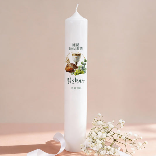 Personalisierte Kommunionkerze in XXL mit Aufdruck „Meine Kommunion“, darunter Name und Datum, Motiv zeigt Kelch mit Kreuz, Brotlaib und Weintrauben