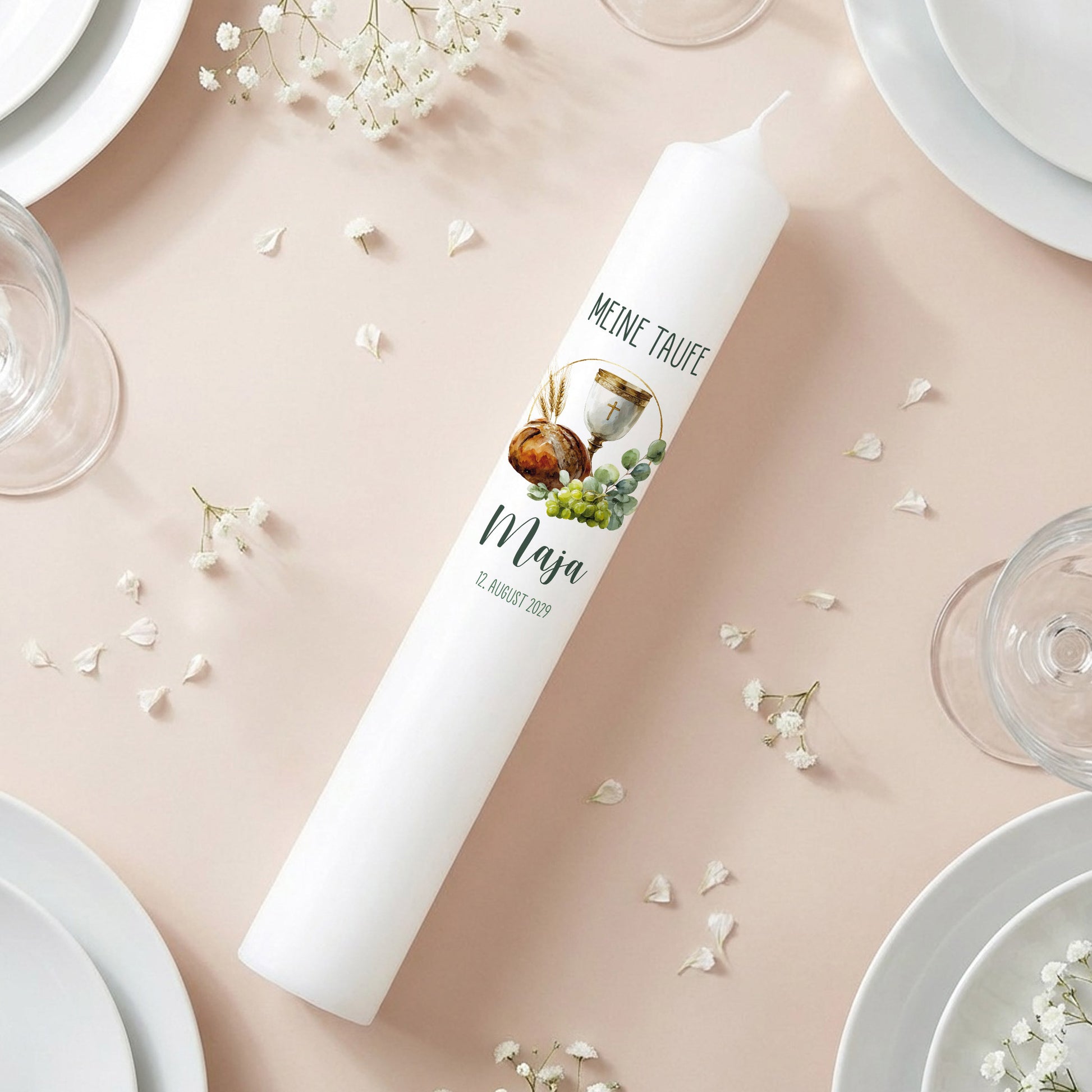 Weiße XXL Taufkerze mit Aufdruck „Meine Taufe“, darunter Name und Datum, Motiv zeigt Kelch, Brot, Trauben und Blätter im zarten Aquarellstil