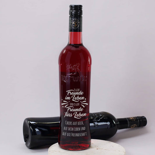 Es gibt Freunde im Leben und es gibt Freunde fürs Leben - Gravierte Weinflasche mit Wunschtext
