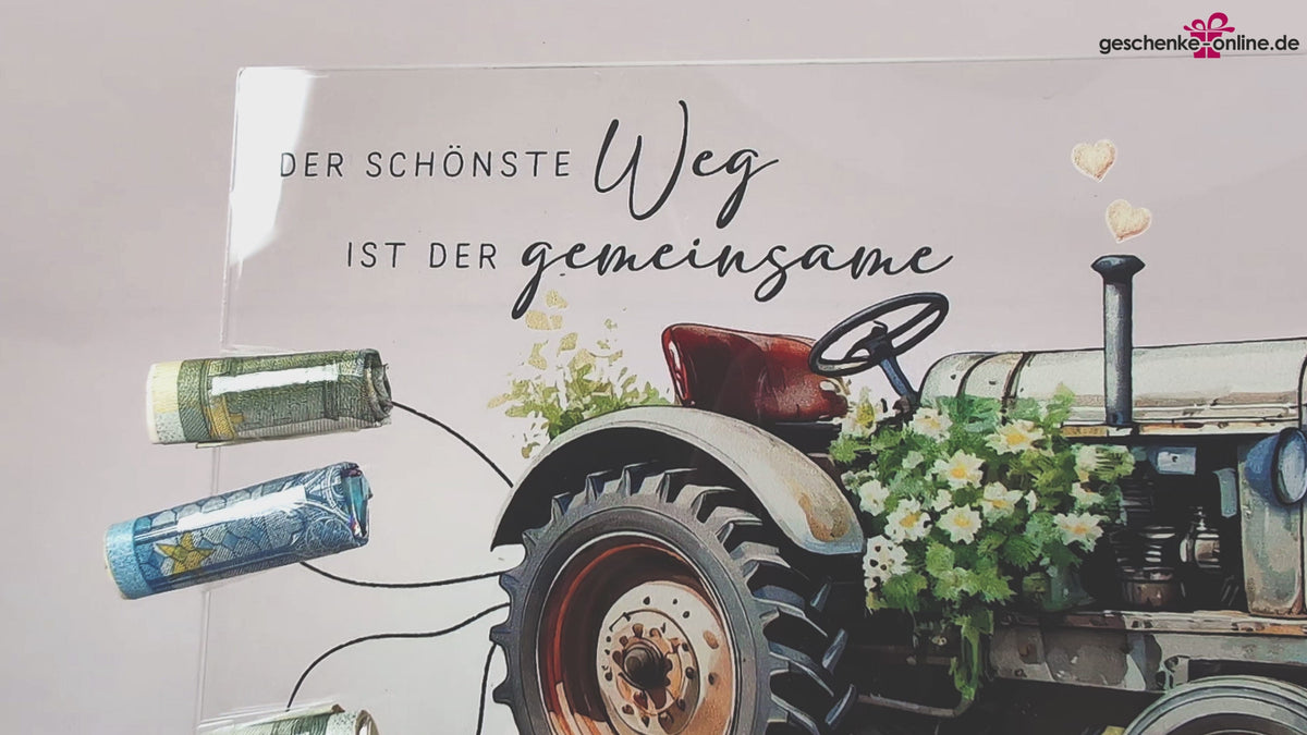 Acrylbild mit Traktor und Namen auf Holzsockel. Als Geldgeschenk zur Hochzeit dekoriert.
