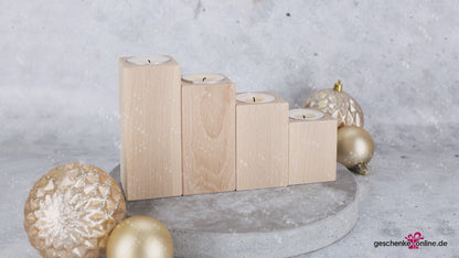 Holzadventskranz mit Gravur und angezündeten Kerzen
