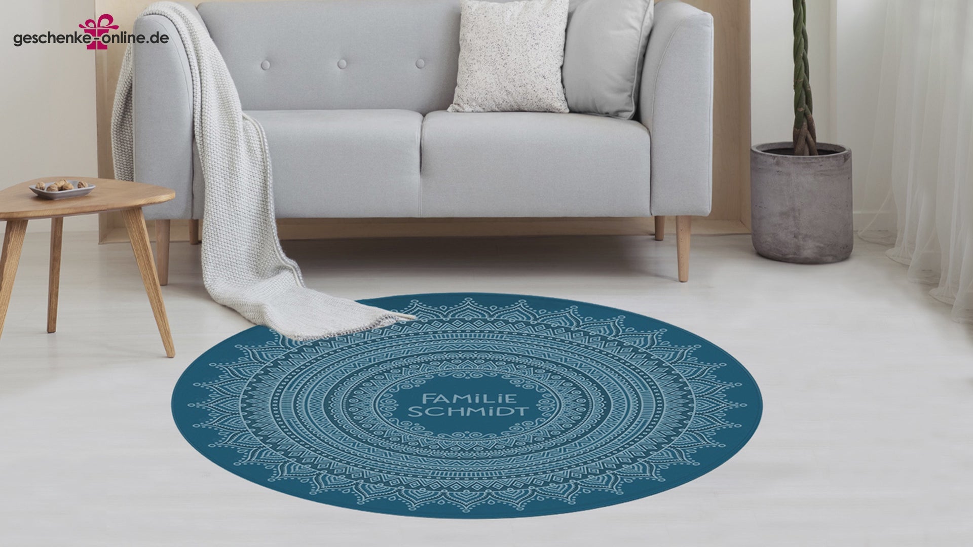 Runder Mandala Teppich mit Namensgravur in drei Farben