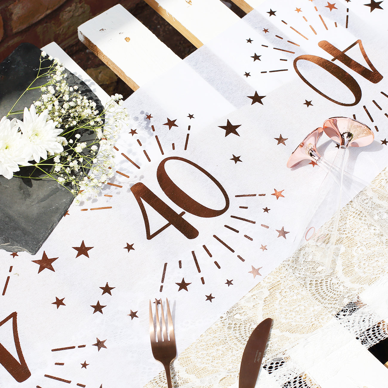 Tischläufer Für 30. Geburtstag – 5 M Lang, 30 Cm Breit, Gold-weißes Design Auf Polyester