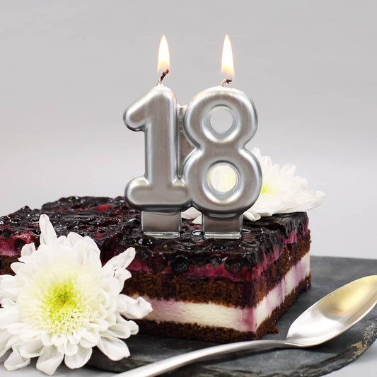 Silberfarbene Kerze für den Geburtstagskuchen