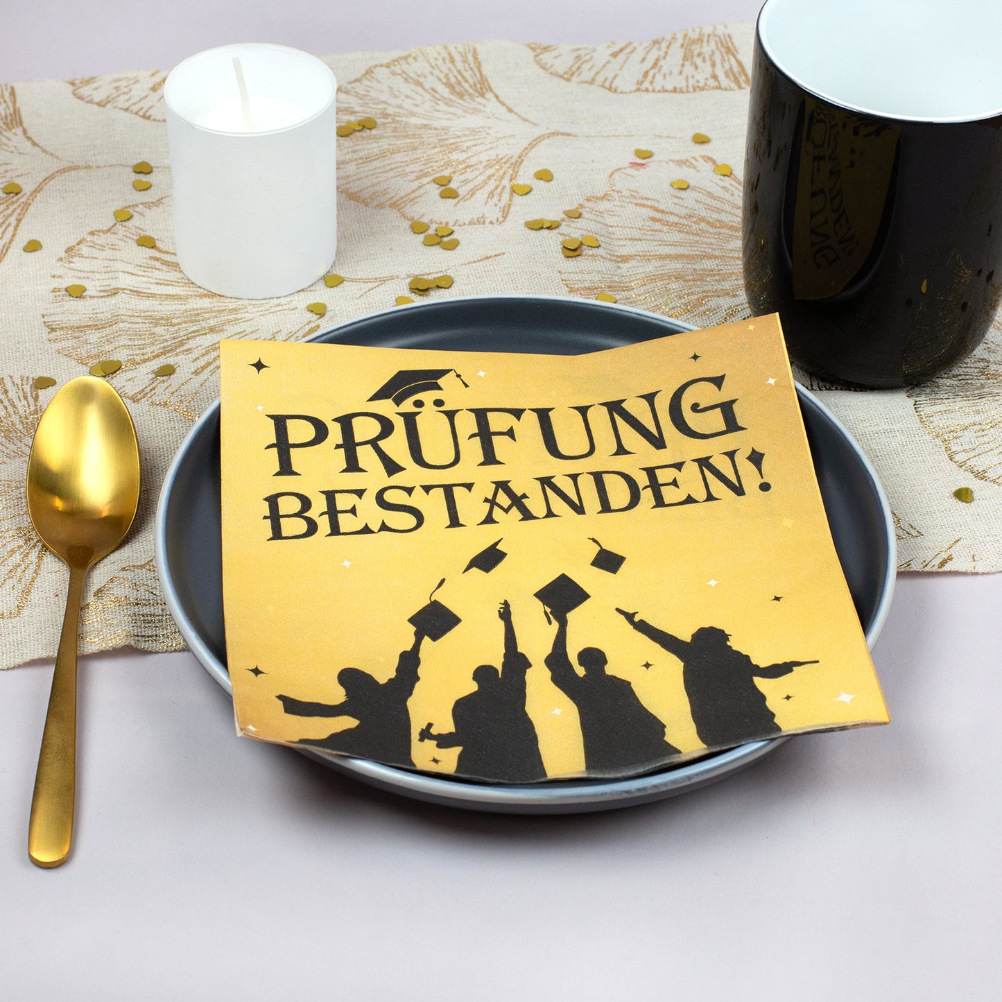 Serviette Prüfung bestanden in gold-schwarz als Tischdekoration bei Abschlussfeier für Absolventen