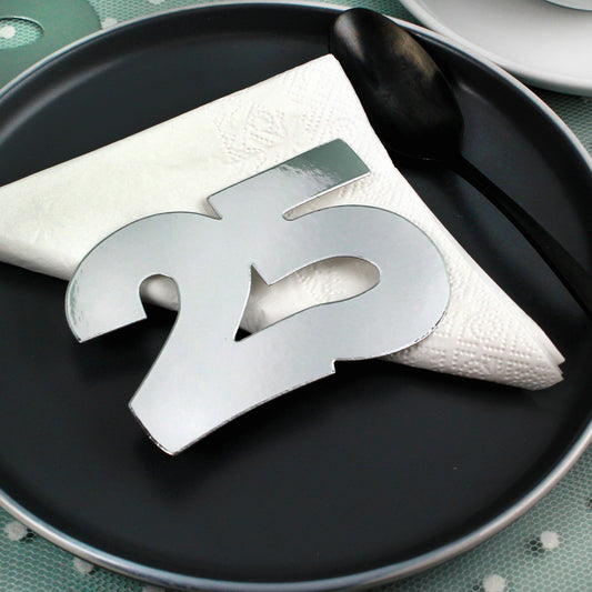 Silbernes Jumbo-Konfetti Zahl 25 als Tischdeko zur Silberhochzeit auf schwarzem Teller mit Serviette