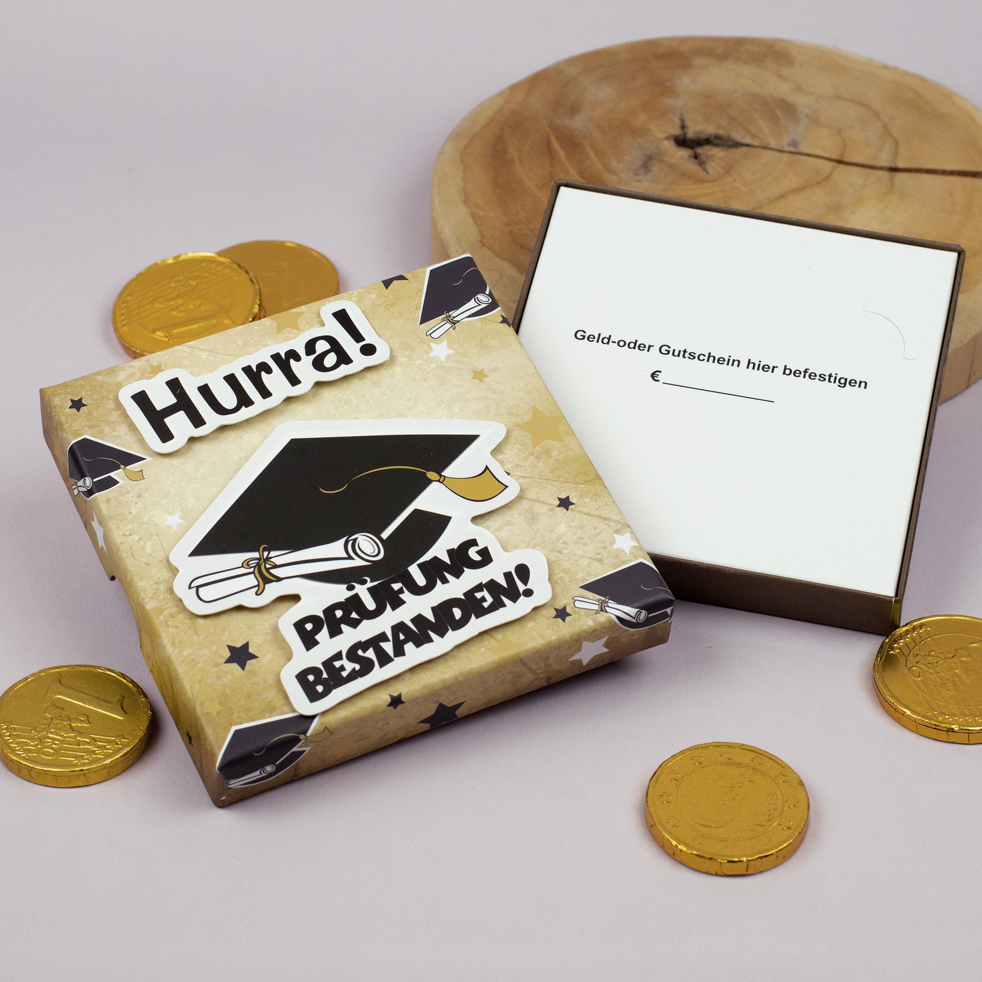 Geöffnete Schachtel mit Einleger zur Befestigung von Geld oder Gutschein