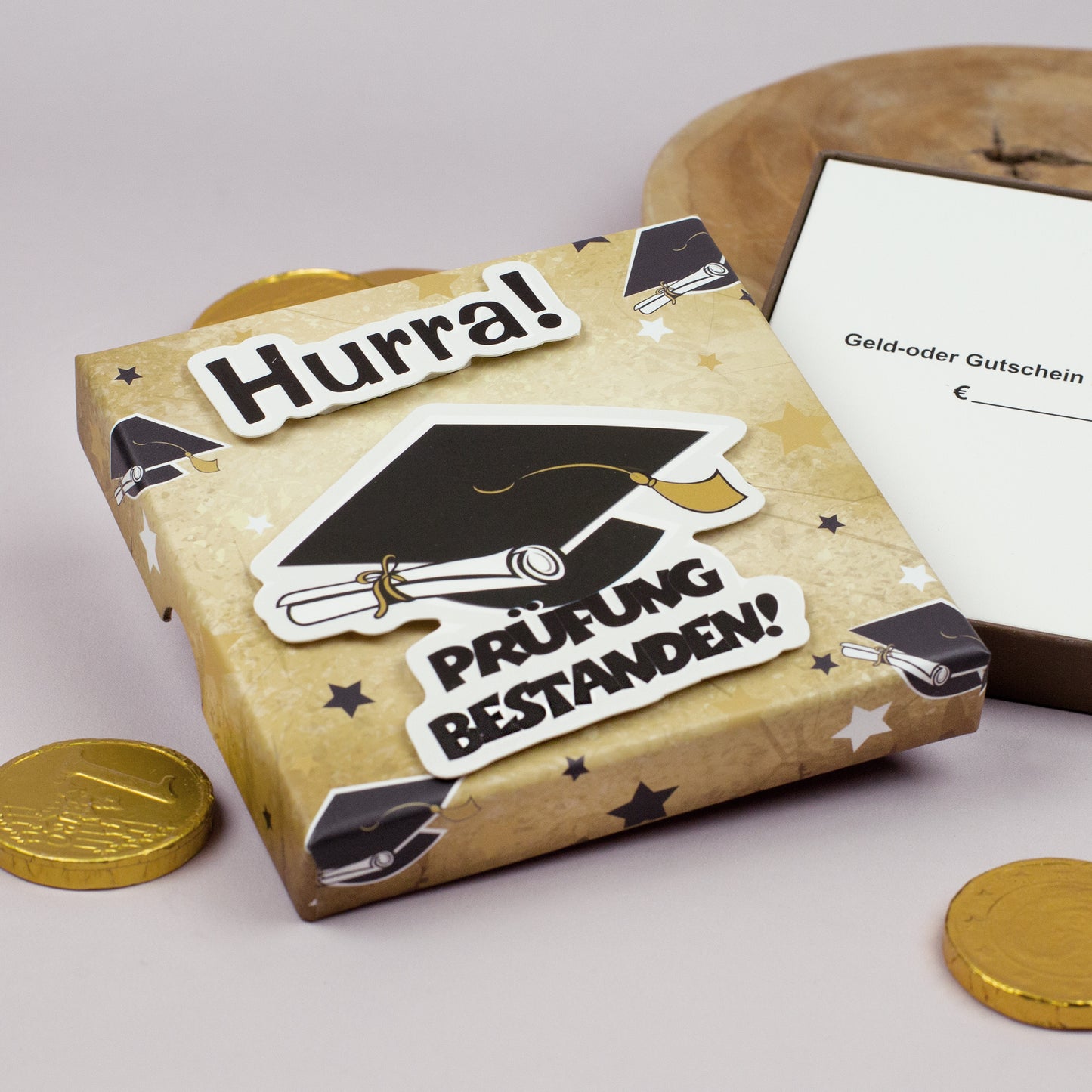 Nahaufnahme der 3D-Elemente – Doktorhut und Schriftzug in erhabener Optik