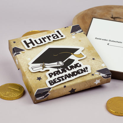 Nahaufnahme der 3D-Elemente – Doktorhut und Schriftzug in erhabener Optik