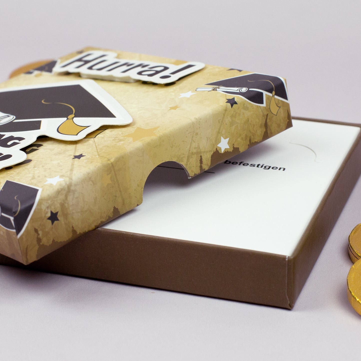 Detailaufnahme der goldenen Sternchen und festlichen Gestaltung