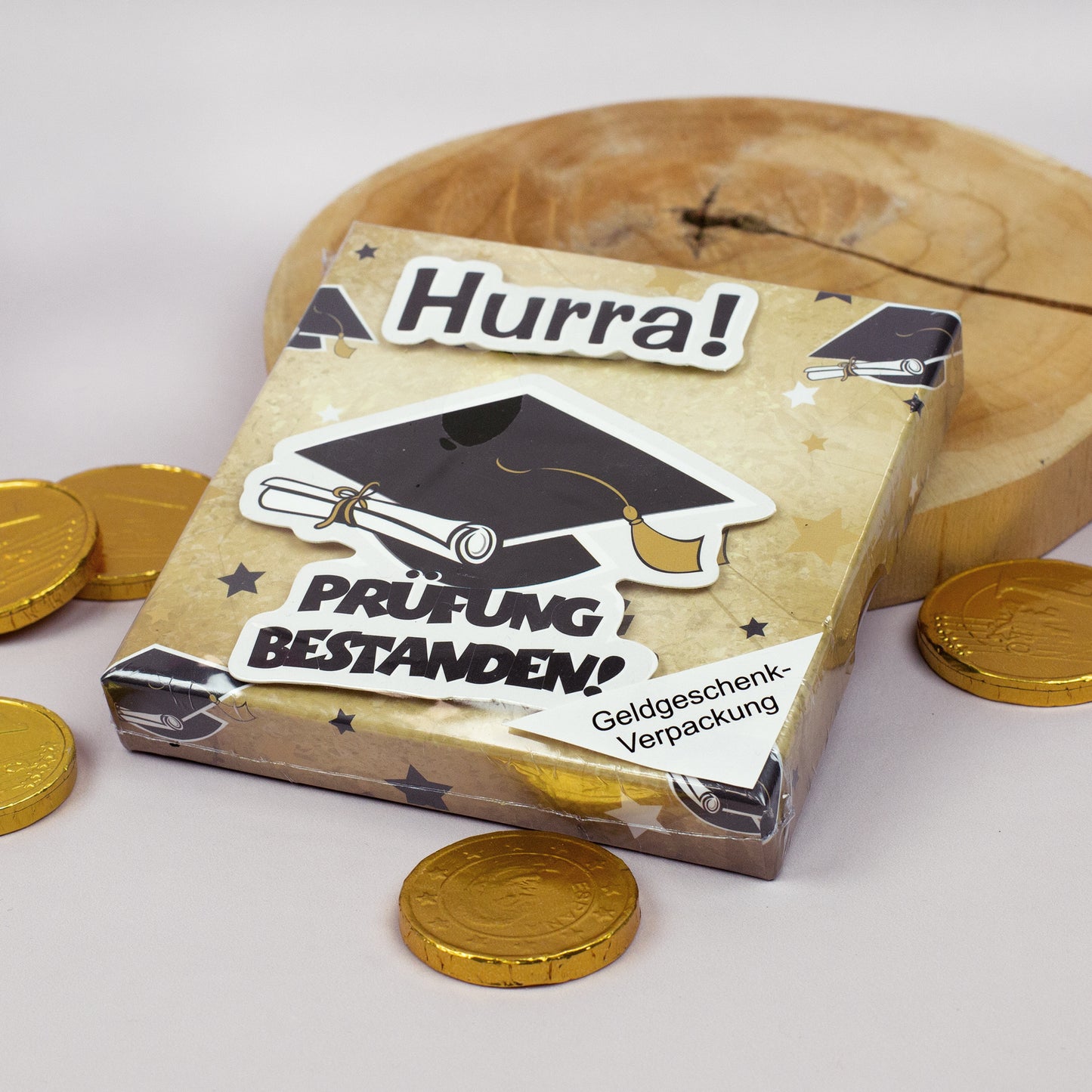 Vorderseite der verpackten Schachtel mit festlichem Aufdruck und Schriftzug