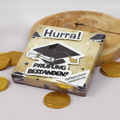 Vorderseite der verpackten Schachtel mit festlichem Aufdruck und Schriftzug